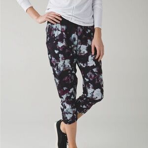 Lululemon Tranquil Crop Joggers - Size 4 - Kara Blossom Multi